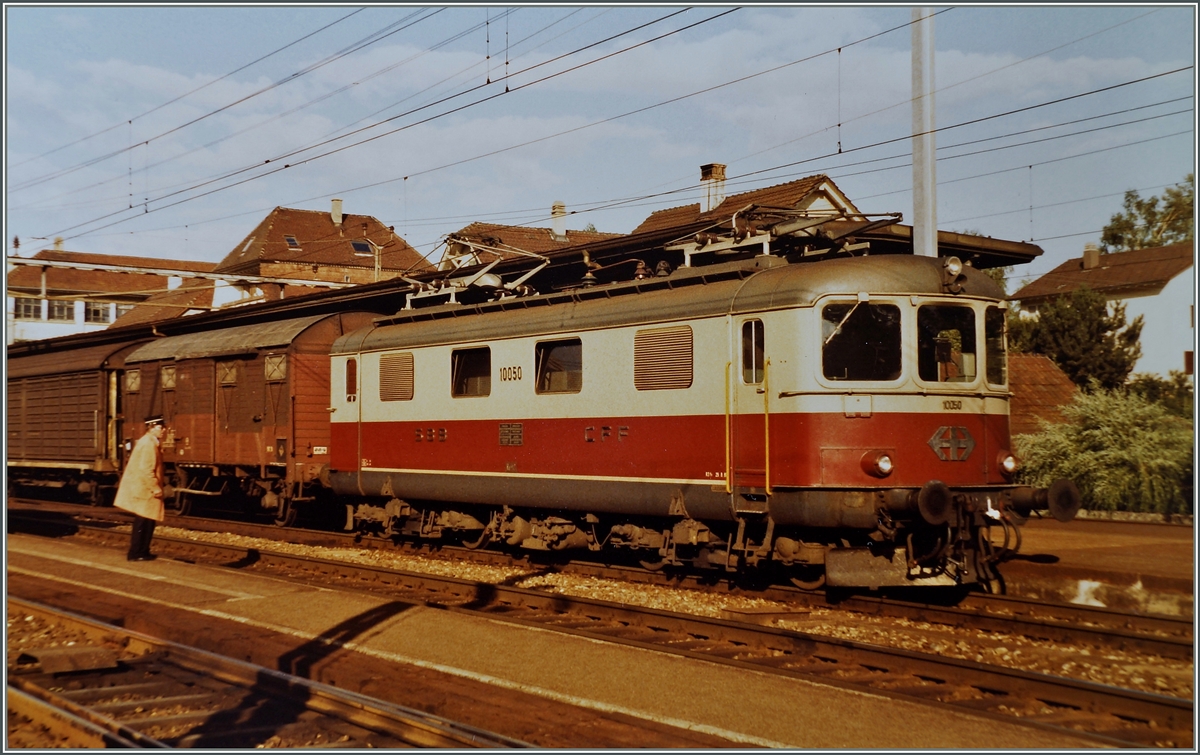 Die Re 4/4 I 10050 mit einme Nahgüterzug in Lengnau.
17. Juli 1984