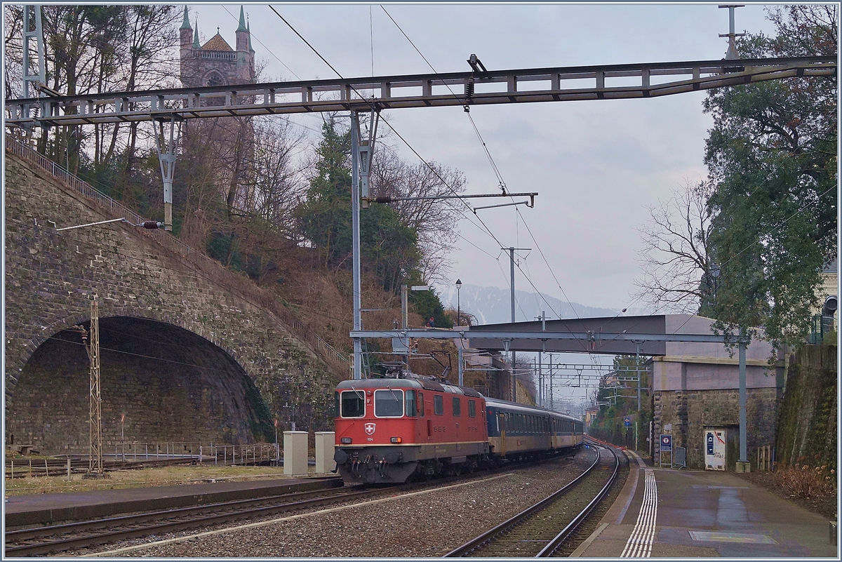 Die Re 4/4 II 11194 und der Re 4/4 II 11197 an der Spitze verlassen mit ihrem Dispozug  Vevey in Richtung Wallis.

30. Januar 2020