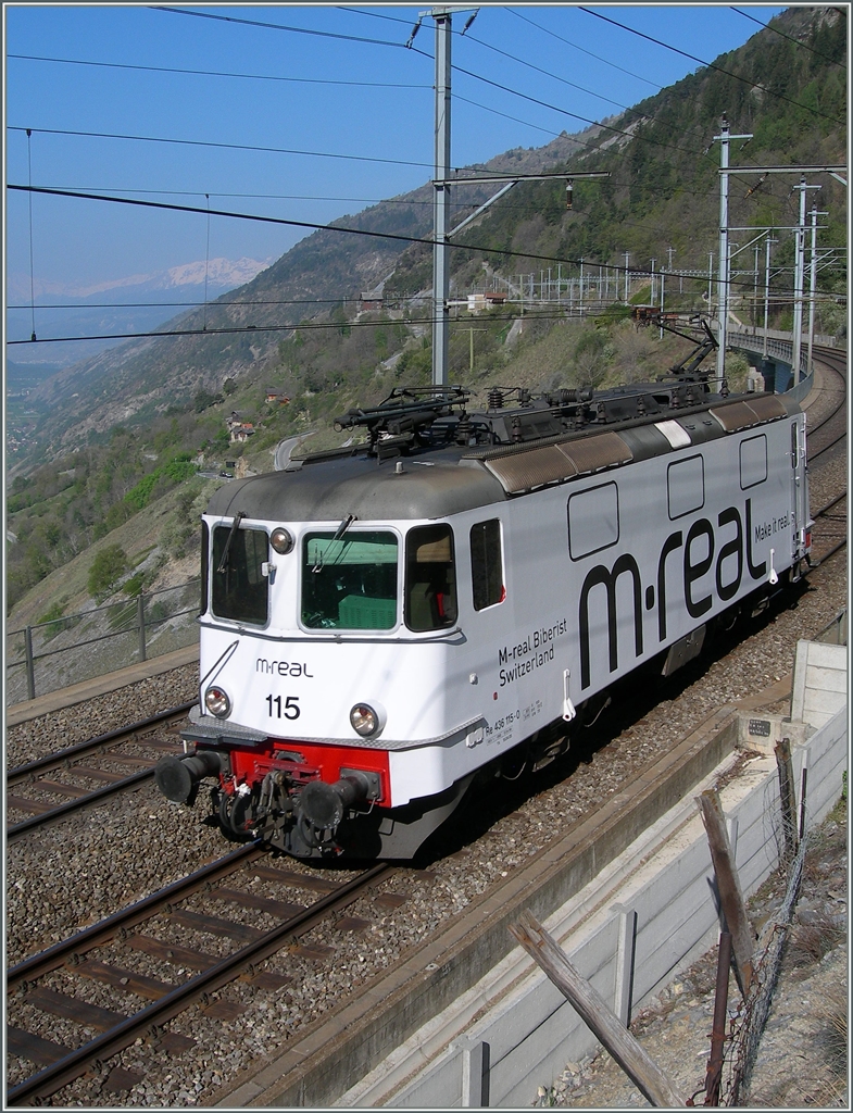 Die Re 4/4 III (436 115) auf Solo-Tal-Fahrt kurz nach Hohtenn.

21. April 2007