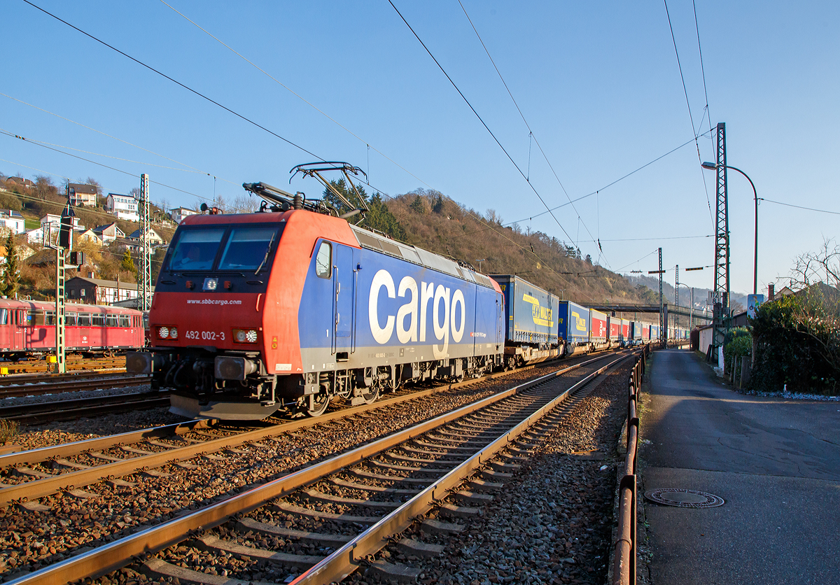 
Die Re 482 002-3 (91 85 4482 002-3 CH-SBBC) der SBB Cargo fährt am 20.01.2019 mit einem KLV-Zug durch Linz am Rhein in Richtung Norden.
