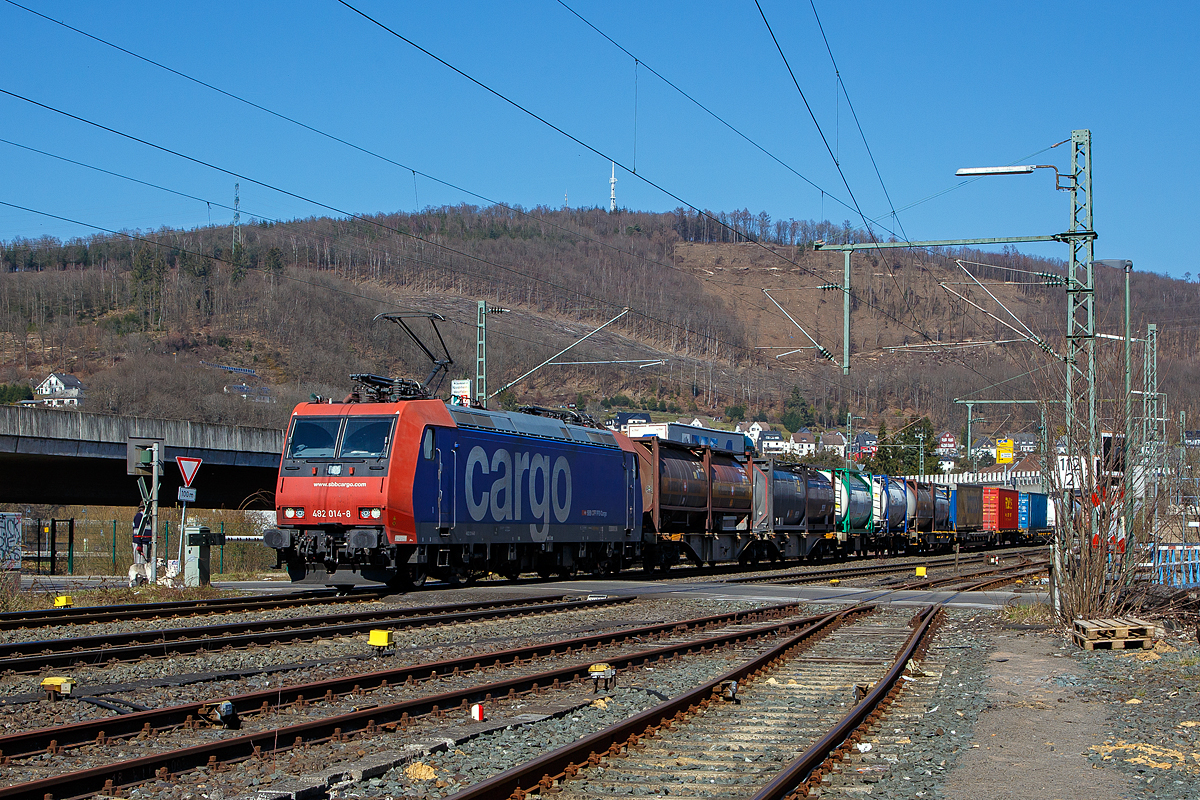 Die Re 482 014-8 (91 85 4482 014-8 CH-SBBC) der SBB Cargo AG fährt am 24.03.2021, mit einem HUPAC-KLV/Container-Zug durch Niederschelden in Richtung Köln.

Die TRAXX F140 AC1 wurde 2002 von Bombardier in Kassel unter der Fabriknummer 33539 gebaut und an die SBB Cargo AG geliefert. Sie hat die Zulassungen und Zugbeeinflussungssysteme für die Schweiz und Deutschland. Zurzeit ist sie an die SBB Cargo International AG vermietet.

Obwohl die Baureihe Re 482 der SBB Cargo grundsätzlich von der Baureihe 185 abgeleitet ist, gibt es doch kleine Unterschiede. Wie bei der deutschen Baureihe 185 handelt es sich bei der Re 482 um eine Zweisystemlokomotive für 15 kV, 16 2/3 Hz und 25 kV, 50 Hz. Zugelassen sind die Lokomotiven für das deutsche und Schweizer Bahnnetz. Im Gegensatz zu den Loks der Baureihe 185, die ab Werk erst ab etwa 185 050 mit einer Leistung von 5.600 kW ausgeliefert wurden, kamen die Loks der Bauart Re 482 bereits mit der erhöhten Leistung zur SBB Cargo.

Weiterhin verfügen alle Re 482 über vier Stromabnehmer, von denen jeweils zwei für die deutsche und zwei für die schweizerische Oberleitung ausgelegt sind. Im Bereich der Sicherungstechnik verfügen die Loks über die deutschen Systeme Indusi, LZB 80 und PZB 90 und die Schweizer Systeme Signum und ZUB 262. Zusätzlich sind im Lokkasten Kameras eingebaut, die Rückspiegel ersetzen sollen. 
Jedoch wurden die Loks 482 010 bis 482 014 (wie diese hier) ohne  Schweizpaket  ausgeliefert und waren erst nur für Deutschland zugelassen. Bei diesen Loks fehlten die Stromabnehmer mit Schweizer Schleifstück, das Sicherungssystem Integra und die bereits erwähnten Kameras. Diese fünf Loks wurden aber alle Ende 2003 auf das  Schweizpaket  umgebaut.

Mit der zweiten Bauserie der Re 482, die ab 482 035 gab es einige Veränderungen an der Lok. Zudem sind diese nun TRAXX F140 AC2. Der gesamte Lokkasten wurde neu gestaltet und auf sein Crashverhalten optimiert. Ebenso erhielten die Fahrzeuge nun neue Puffer, die wiederum mit dämpfenden Elementen verschraubt sind.

Auf Anhieb sichtbar sind die Unterschiede zwischen der ersten und der zweiten Baureihe: Bei der zweiten Bauserie (TRAXX F140 AC2) ist der Übergang zwischen der Dach- und der Stirnfläche wesentlich stärker geknickt als vorher. Weiterhin sind die bisher auf verschiedenen Ebenen angebrachten Griffstangen an der Lokfront bei der zweiten Baureihe nun auf gleiche Höhe direkt unter die Führerstandsfenster gerückt. Unter den Stirnfenstern befindet sich nun eine Klappe, in der die Klimageräte für den Führerstand untergebracht sind. Zudem verfügen einige Re 482 der zweiten Serie (TRAXX F140 AC2) teilweise über Zulassungen für Österreich. 

TECHNISCHE DATEN:
Spurweite: 1.435 mm (Normalspur)
Achsfolge: Bo'Bo'
Dienstgewicht: 85 t
Länge über Puffer: 18.900 mm
Drehzapfenabstand: 10.440 mm
Dauerleistung: 5.600 kW
Höchstgeschwindigkeit: 140 km/h
Fahrleitungsspannung:15000 V, 16.7 Hz ~
Zulassungen: CH / D (Zweite Serie teilweise auch A)
