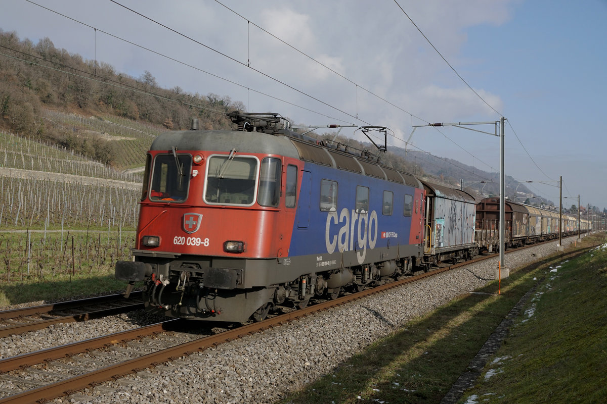 Die Re 620 039-8  MURTEN  mit dem 60021 bei Cressier unterwegs am 7. Januar 2021.
Foto: Walter Ruetsch