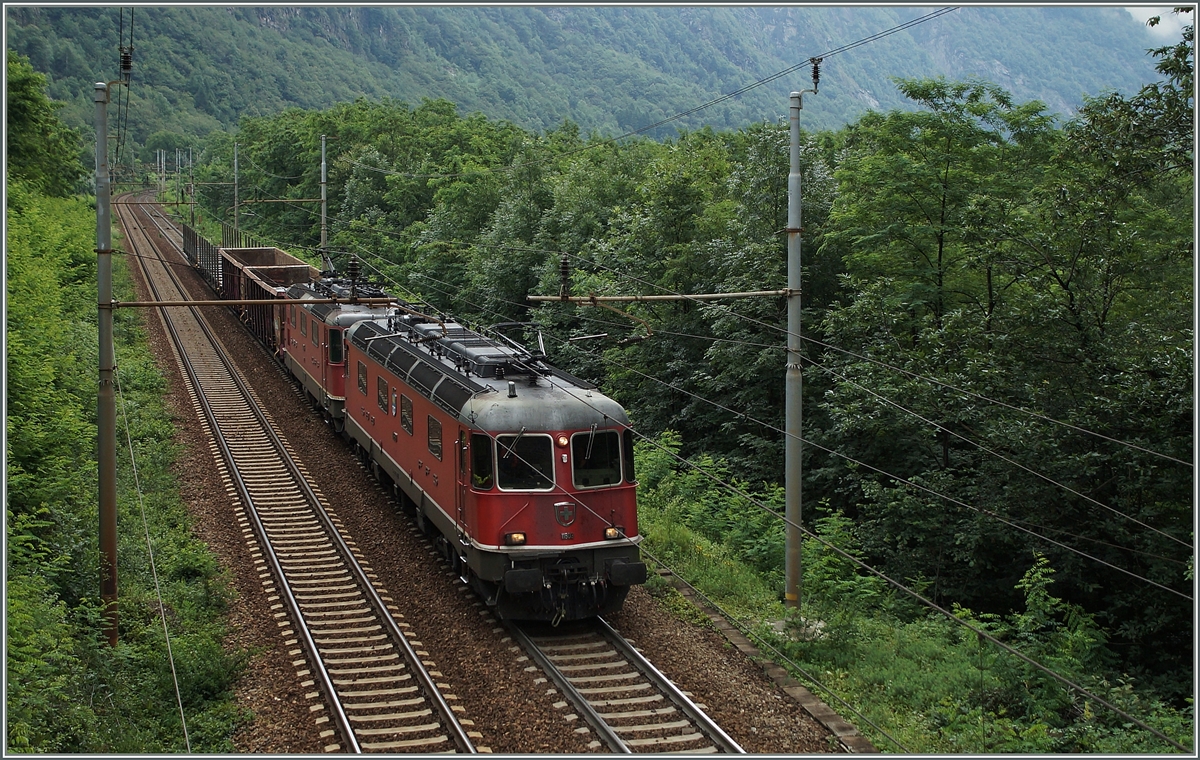 Die Re 6/6 11603 hat mit Hilfe der Re 4/4 II/III wohl kaum Mühe den Güterzug die Simplon-Rampe hinaufzuziehen. 
Bei Varzo, den 2. Juli 2014
