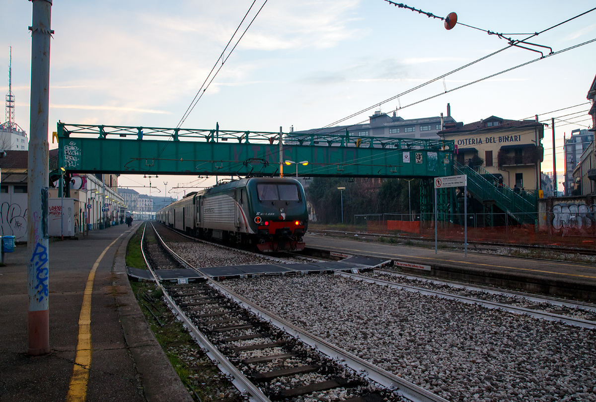 Die rechtsaubere Trenord E.464.255 (91 83 2464 255-5 I-TN), eine Bombardier TRAXX P160 DCP, am 29.12.2015  mit einem Nahverkehrszug im Bahnhof Milano Porta Genova (Stazione di Milano Porta Genova).
