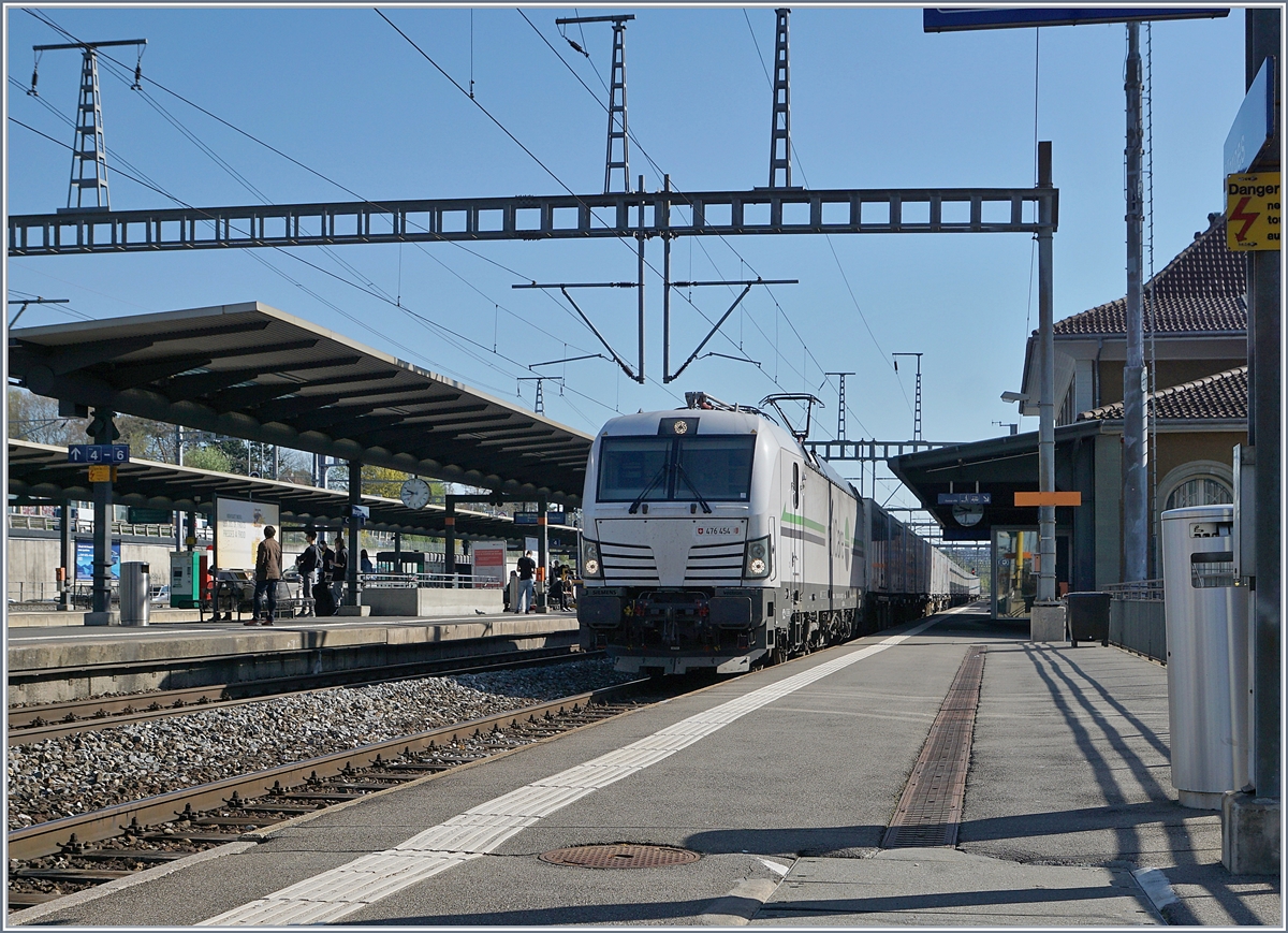 Die Rem 476 454 bei der Durchfahrt in Morges Richtung Genève.
19. April 2018
