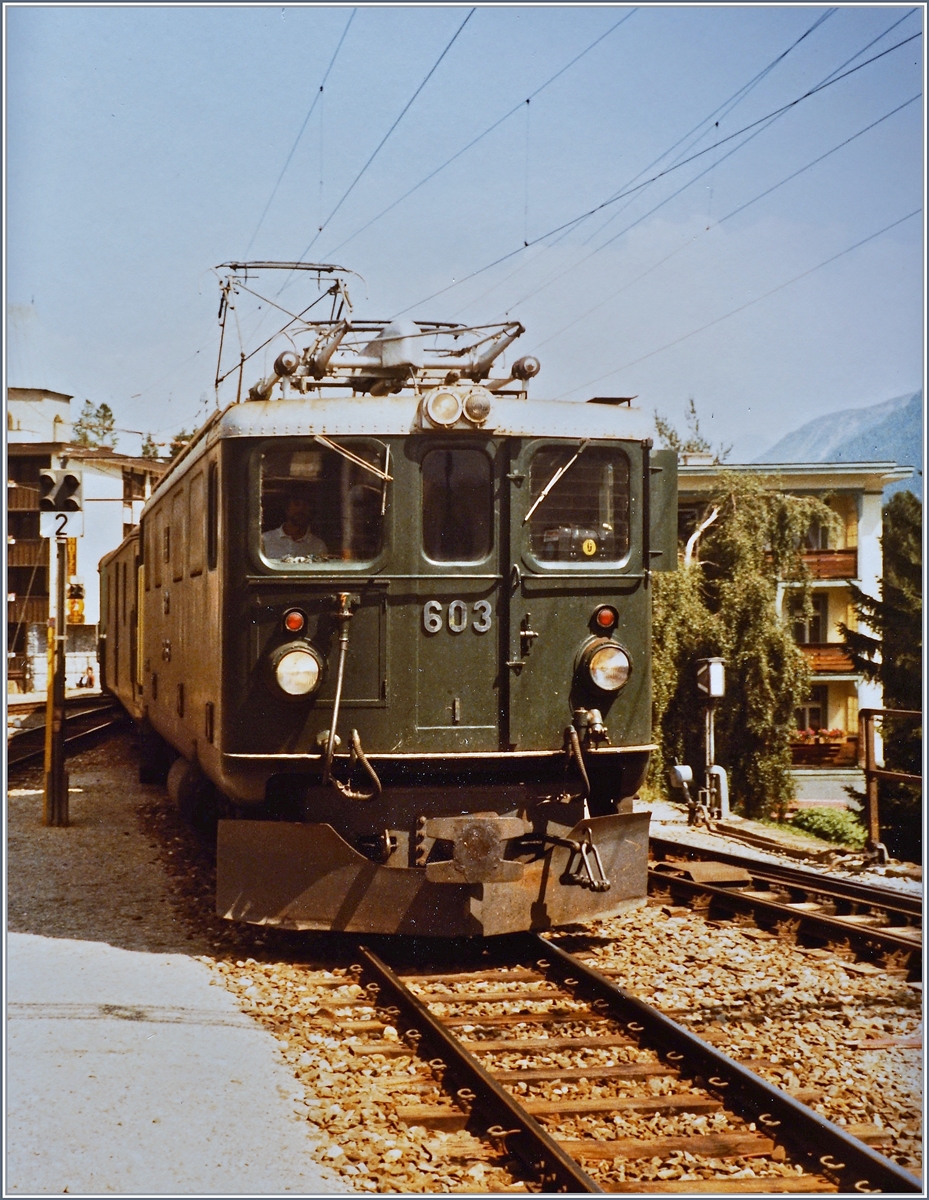 Die RhB Ge 4/4 I 603 erreicht mit ihrem Schnellzug 45 von Landquart ihr Ziel Davos Platz.
20. August 1984 