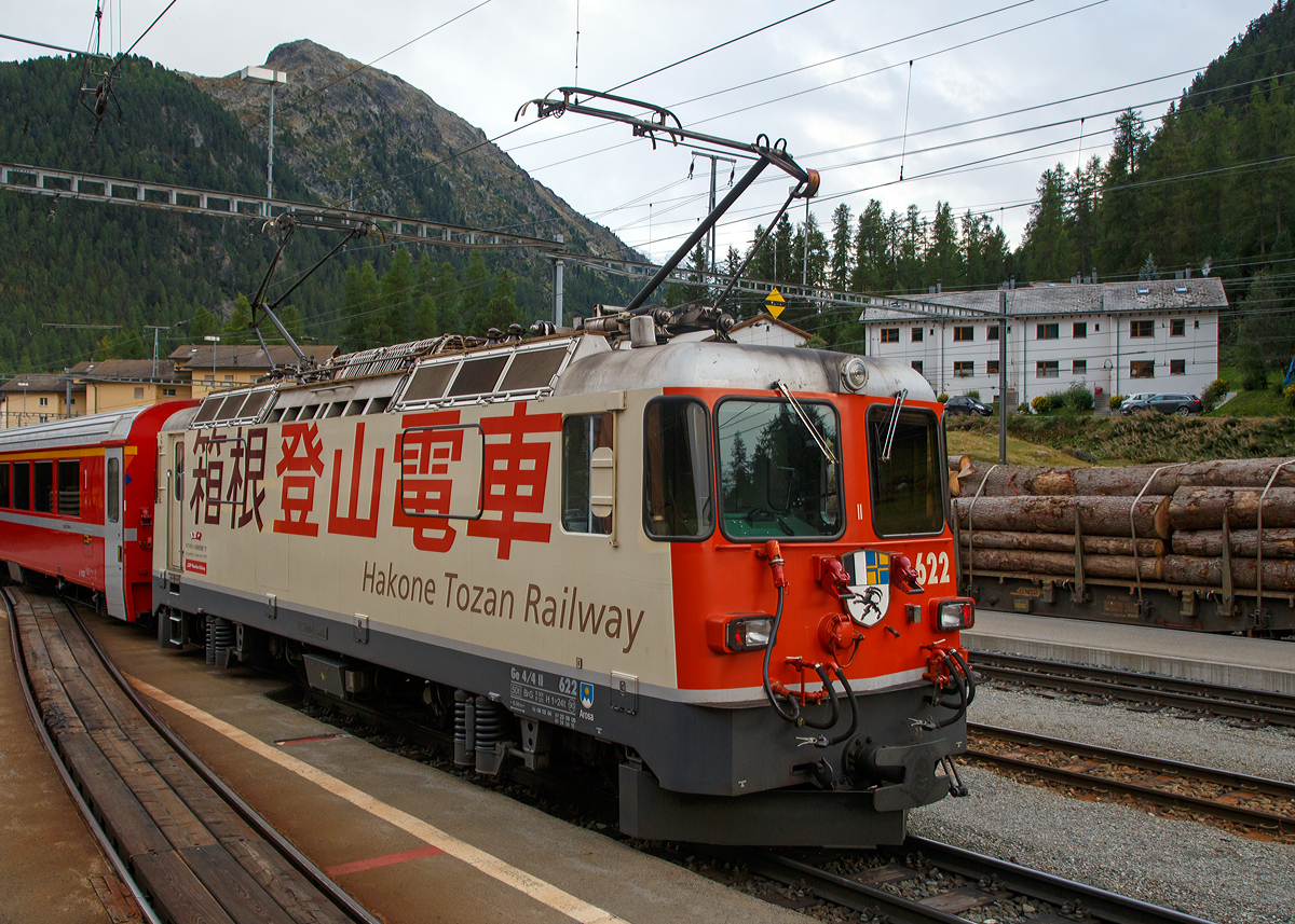 Die RhB Ge 4/4 II – 622 „Arosa“ steht am 12.09.2017, nun mit dem Regionalzug nach Scuol-Tarasp, im Bahnhof Pontresina zur Abfahrt bereit. 

Die Lok trägt Werbung für die Hakone Tozan Railway (Hakone Tozan Tetsudō, jap. 箱根登山鉄道). Die japanische Bahngesellschaft wurde im Jahr 1928, mit Sitz in Odawara gegründet und betreibt eine Bergbahn und eine Standseilbahn im Westen der Präfektur Kanagawa.