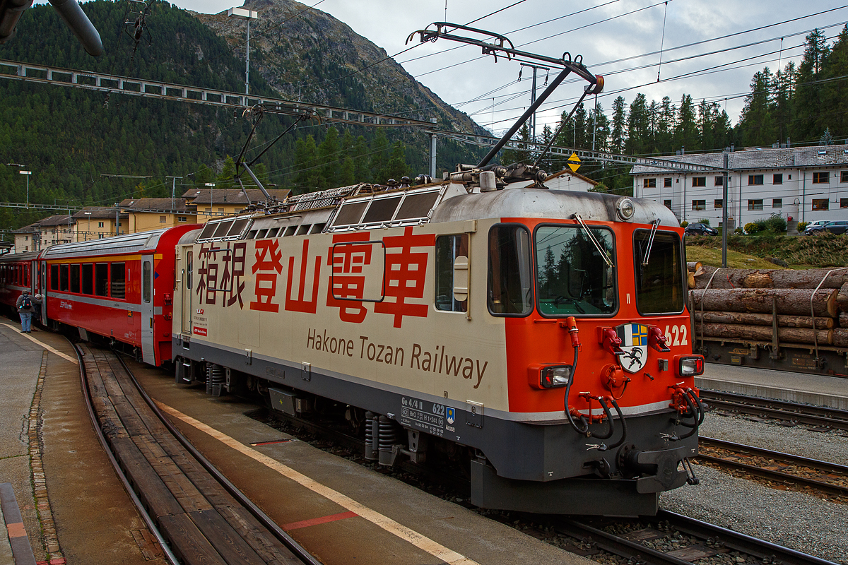 Die RhB Ge 4/4 II – 622 „Arosa“ steht am 12.09.2017, nun mit dem Regionalzug nach Scuol-Tarasp, im Bahnhof Pontresina zur Abfahrt bereit. 

Die Lok trägt Werbung für die Hakone Tozan Railway (Hakone Tozan Tetsudō, jap. 箱根登山鉄道). Die japanische Bahngesellschaft wurde im Jahr 1928, mit Sitz in Odawara gegründet und betreibt eine Bergbahn und eine Standseilbahn im Westen der Präfektur Kanagawa.

