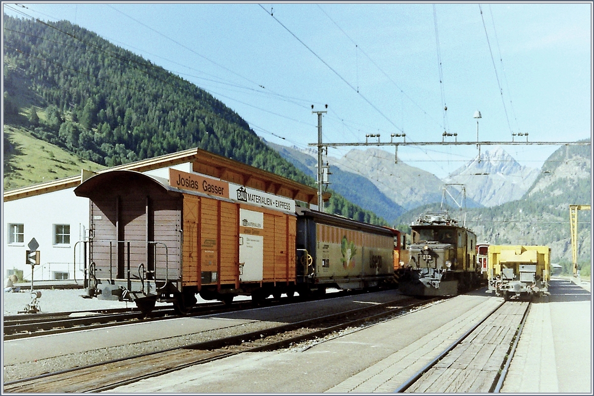 Die RhB Ge 6/6 412 rangiert in Zernez.

September 1993