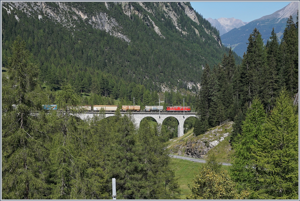 Die RhB Ge 6/6 704 mit einem Nordwärts fahrenden Gèterzug auf em Albula-Viadukt III zwischen Preda und Muot.
14. Sept. 2016