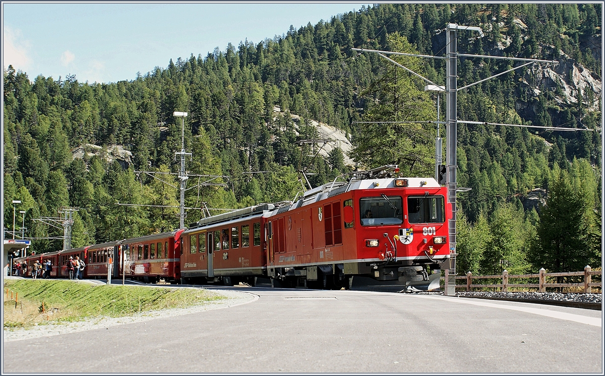 Die RHB Gem 4/4 801 mit einem Personenzug nach St. Moritz beim Halt in Morteratsch.
18. Sept. 2009