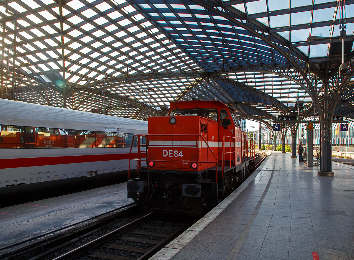 Die RheinCargo DE 84 (98 80 0272 022-1 D-RHC), ex HGK DE 84, eine MaK DE 1002, am 14.05.2022 im Hauptbahnhof Kln. 

Die Lok wurde 1993 von der Krupp MaK Maschinenbau GmbH in Kiel unter der Fabriknummer 1000885 gebaut und an die Hfen und Gterverkehr Kln AG (HGK) geliefert, der elektrische Teil ist von ABB. 16 dieser dieselelektrischen Lokomotiven vom Typ MaK DE 1002 mit einer Leistung von 1.320 kW wurden 1986, 1987 und 1993 fr die HGK gebaut und geliefert. Im Jahr 2012 schlossen sich die Hfen und Gterverkehr Kln AG (HGK) und die Neuss-Dsseldorfer Hfen GmbH & Co. KG (NDH) zur heutigen RheinCargo GmbH & Co. KG zusammen.

TECHNISCHE DATEN:
Spurweite: 1.435 mm
Achsfolge: Bo´Bo´
Lnge ber Puffer: 13.100 mm
Drehzapfenabstand: 6.800 mm
Achsabstand im Drehgestell: 2.100 mm
grte Breite 3.100 mm
grte Hhe ber Schienenoberkante: 4.220 mm
Treibraddurchmesser: 1000 mm (neu)
kleinster befahrbarer Gleisbogen: 60 m
Dienstgewicht: 90 t
Kraftstoffvorrat: 2.900 l
Motor: MWM (Motorenwerke Mannheim) TBD604BV12 Dieselmotor
Leistung: 1.320 kW (1.795 PS) bei 1.800/min
Hersteller der Leistungsbertragung ist ABB (Generator, Fahrmotoren)
Hchstgeschwindigkeit: 90 km/h

Fr die Niederlndische Staatsbahn (NS) wurde auf Basis der DE 1002 die MaK DE 6400 entwickelt.