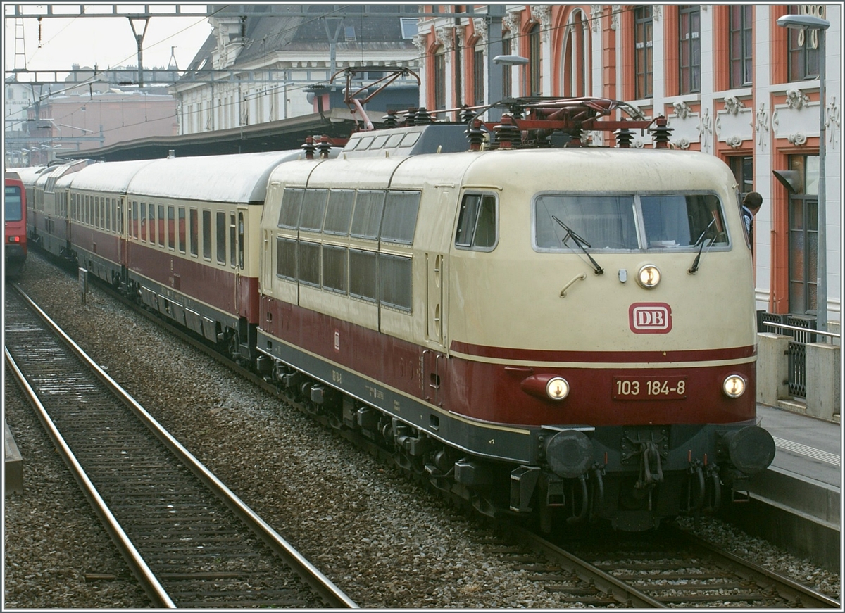Die Rohnetalstrecke bzw. Simplonzufahrt (Frankreich) - Vallorbe/Geneve - Lausanne - Brig - (Italien) war schon immer nobelen Zge befahren worden, wie z.B Simplon Orient Express oder TEE Cisalpino (Milano - Paris) und Lemano Milano - Genf). 
Und fgt sich die Extafahrt des  TEE-Rheingold  mit der formschnen DB 103 184-8 perfekt in die Reihe der edlen Zge, insbesondere der Halt im modnen Montreux. 
12. Okt. 2008