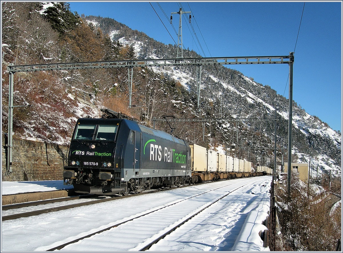 Die RTS Re 185 570-9 mit ihrem Rexwal-Zug bei der Durchfahrt in Hohtenn.
17. Nov. 2007