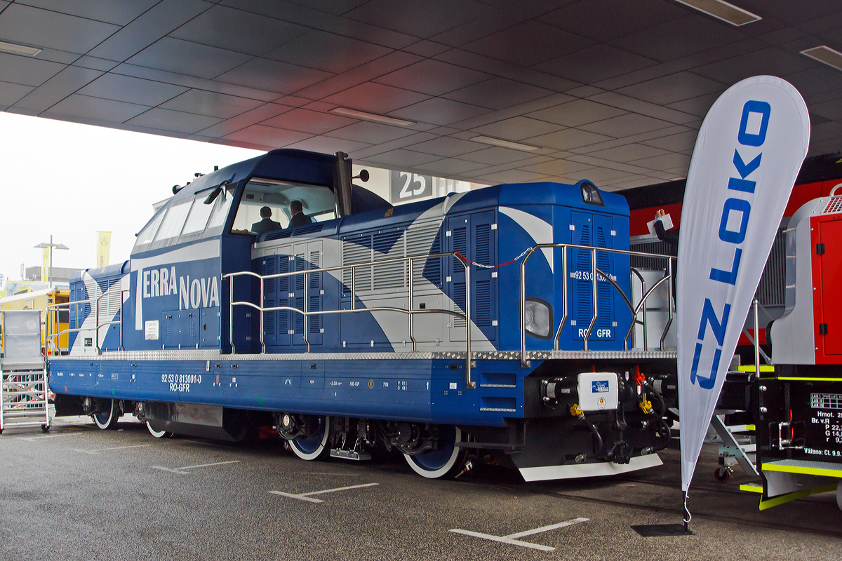
Die von den rumnischen Firmen Reloc SA und Electroputere VFU (beide Teil der Grampet Gruppe) entwickelte und gebaute Diesellok mit Mittelfherhaus DHL - 1260 HP- TERRA NOVA (92 53 0 813001-0 RO-GFR) wurde auf der InnoTrans 2014 in Berlin (hier am 26.09.2014) prsentiert. Fr Rahemn und Drehgestelle diente die LDE 125-010 als Spenderfahrzeug.

Die Terra Nova ist das erste dieselhydraulische Rangierlok die in Rumnien nach 24 Jahren gebaut wird. Zudem hat die Lok ein Doppelantriebssystem (zwei Motore, Getriebe, Wandler etc.). So ist es mglich bei leichten Arbeiten (bei Strung einer Einheit) mit einem Antrieb zu fahren. Die Kraftbertragung erfolgt vom Motor ber Getriebe zum Wandler und von diesen ber Gelenkwellen zu den Achsgetrieben, dabei sind die beiden Wandlergetriebe auf der Abtriebs Seite miteinander  ber eine Genlenkwelle verbunden.
Die Motoren,  Getriebe und Wandler stammen aus dem Baumaschinenregal und sind durch Groserienfertigung entsprechend kostengnstig in Anschaffung, Ersatzteilhaltung und Wartung.

Die Lok soll alle deutschen Normen und Vorschriften erfllen. Laut Hersteller sollen 8 Loks von einem oder mehreren nicht genannten Kunden in Westeuropa vorliegen. Bei den zudem geringeren Lohnkosten in Rumnien wird die Lok vom Preisleistungsverhltnis besser abschneiden als so mache Konkurrenzlok.

Technische Daten:
Spurweite: 1.435 mm (1.000 bis 1.600 mm mglich)
Achsfolge:  B´B´
Lnge ber Puffer: 14.740 mm
Drehzapfenabstand: 7.210 mm
Drehgestellachsstand: 2.500 mm
grte Breite: 3.070 mm
grte Hhe ber Schienenoberkante: 4.500 mm
Triebraddurchmesser: 1.100 mm (neu) / 1.020 mm (abgenutzt)

2 Stck Dieselmotor
Motortyp: Caterpillar C18 
Motorart: Sechszylinder-Viertakt-Reihendieselmotor mit Direkteinspritzung, Turboaufladung und Ladeluftkhlung
Hubraum: 18,1 Liter
Leistung: 630 PS (469 kW)
Nenndrehzahl: 1.800 U/min
Emission:  Stage IIIB

Getriebe:  zwei hydraulische CAT TR 43-Getriebe
Drehmomentwandler: zwei CAT TC 45 hydrodynamische Drehmomentwandler

Dienstgewicht: 70 t
Hchstgeschwindigkeit: 100 km/h
Achslast: 17,5 t
Anfahrzugkraft: 230 kN
kleinster befahrbarer Gleisbogen: 90 m
Kraftstoffvorrat: 3.000 l