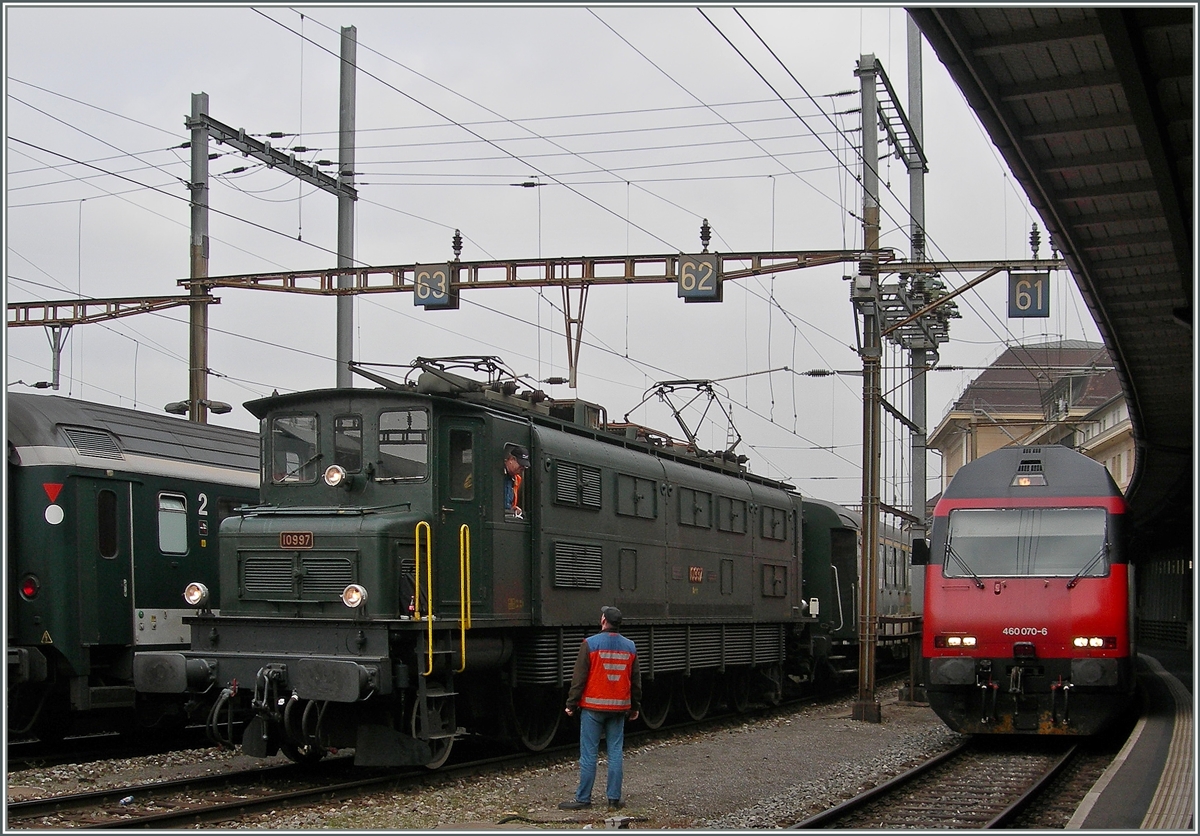 Die SBB Ae 4/7 10997 wartet mit einem Extrazug in Lausanne neben der SBB Re 460 070-6 auf die Weiterfahrt.
1. Ma 2013