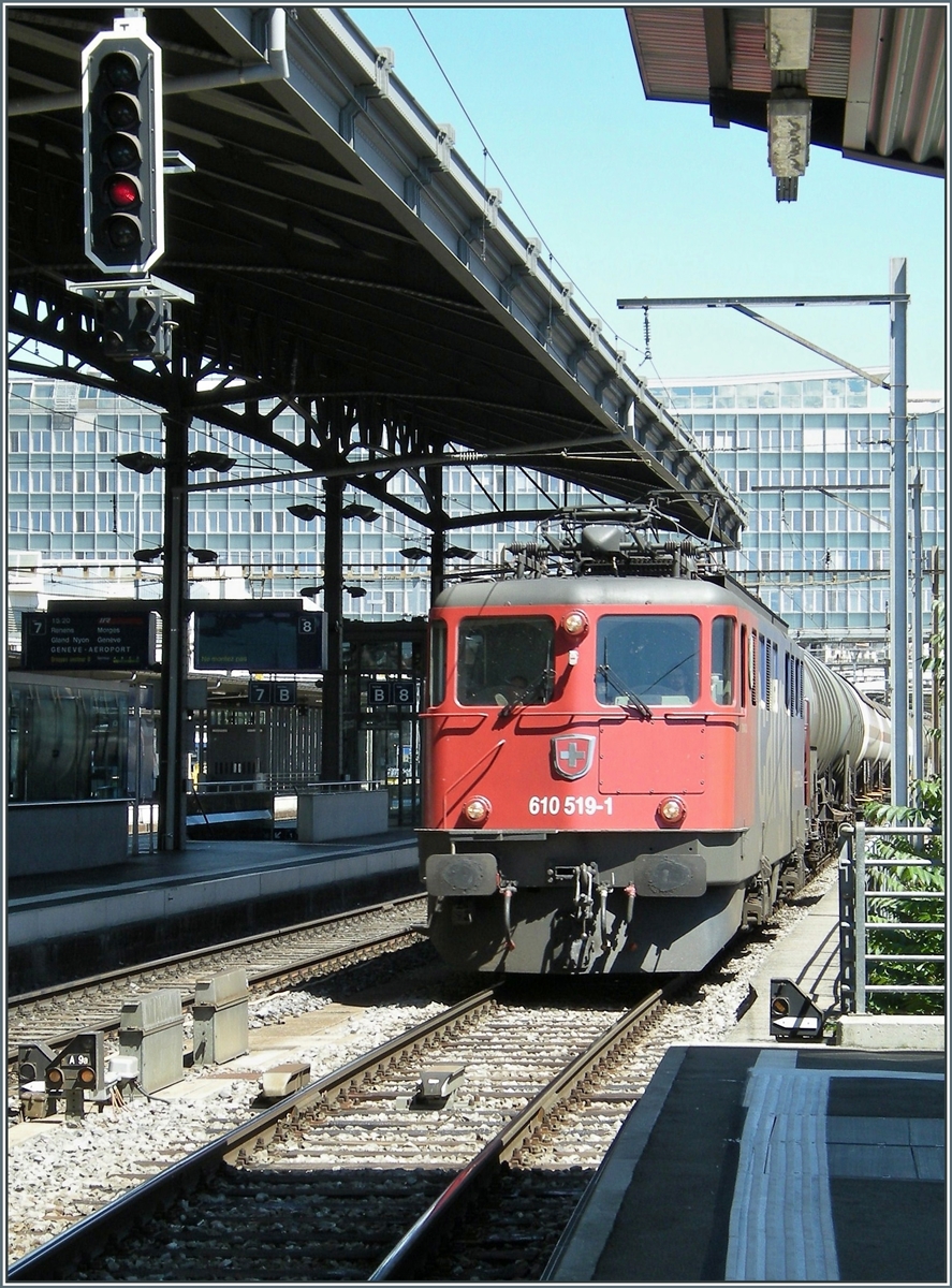 Die SBB Ae 6/6 11519 (Ae 610 519-1) erreicht mit einem Güterzug Lausanne. 

20. August 2008 