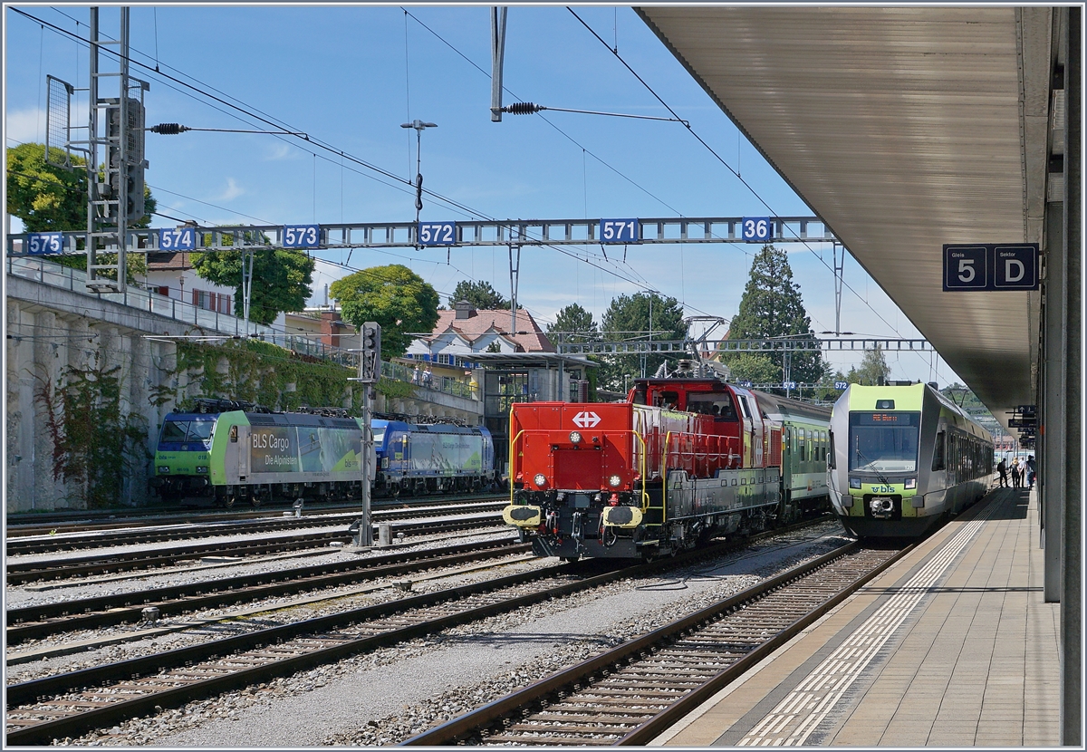 Die SBB Aem 940 007-8 (Aem 91 85 4 940 007-8 CH-SBBI) verlässt mit ihrem Testzug den Bahnhof von Spiez in Richtung Interlaken.

19. August 2020