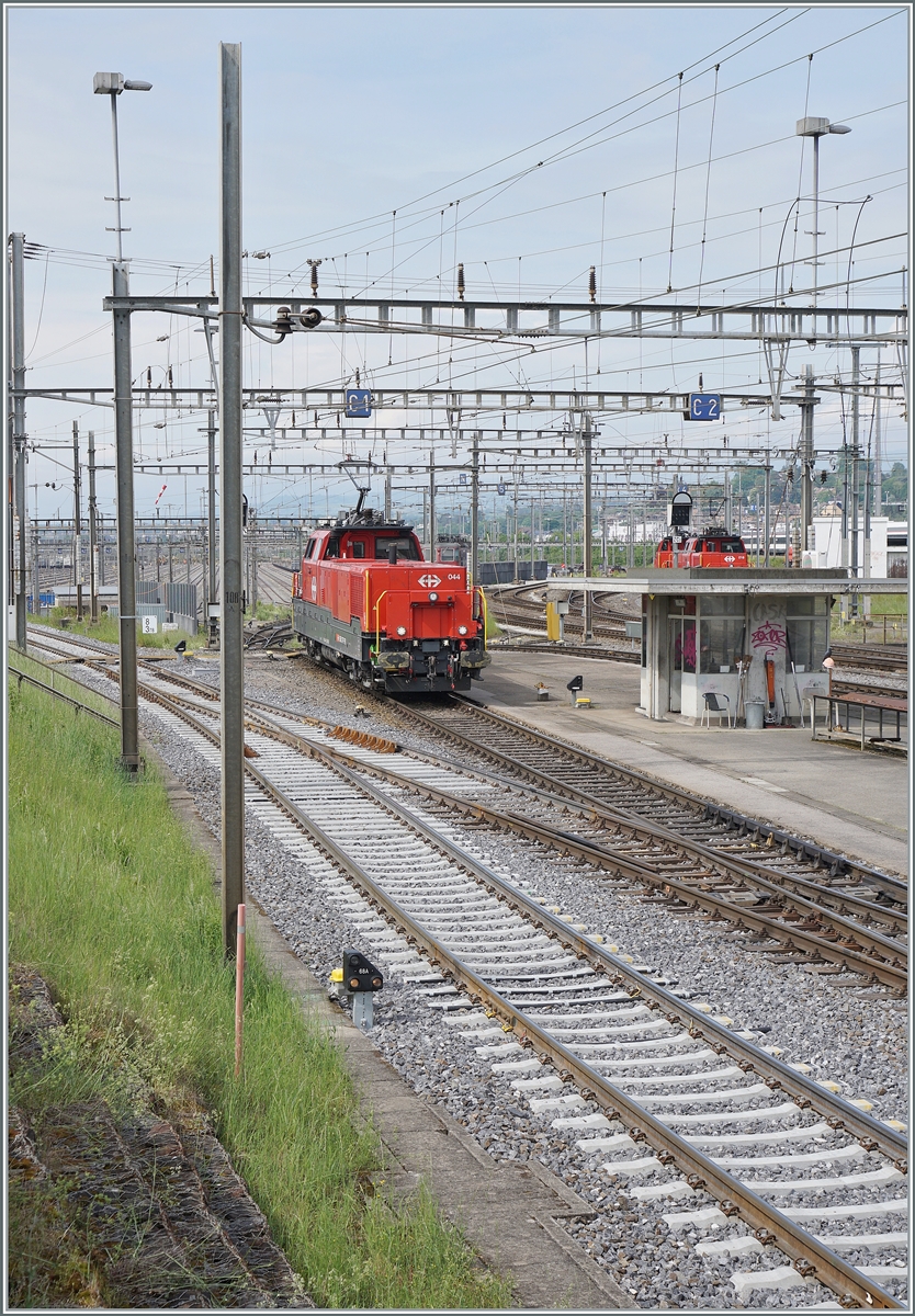 Die SBB Aem 940 044 wartet auf der Abstossanlage in Lausanne Triage auf ihren n�chsten Einsatz. 
29. April 2026