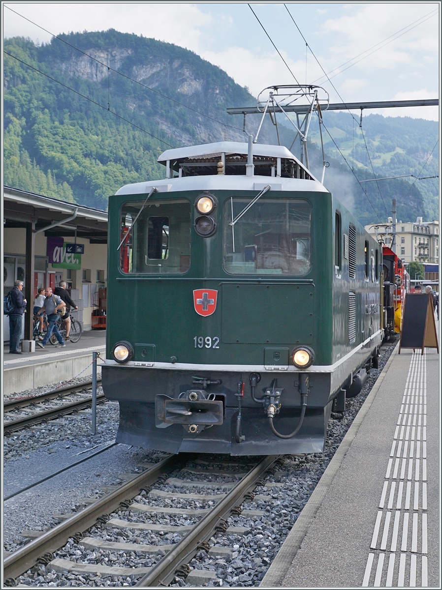 Die SBB Brünigbahn HGe 4/4 I N° 1992  Giswil wird auf Gleis zwei aus- bzw. abgestellt, bevor der Muni am Abend wieder die Traktion des Extrazuges nach Luzern übernimmt. 

23. August 2025