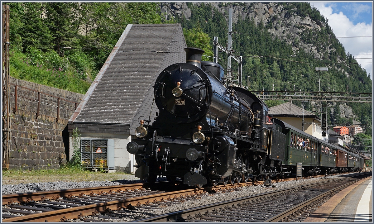 Die SBB C 5/6 2978 wartet mit ihrem SRF  Schweiz aktuell am Gotthard  Dampfzug in Göschenen auf das Wasserfassen und die Vorspannlok.
28. Juli 2016