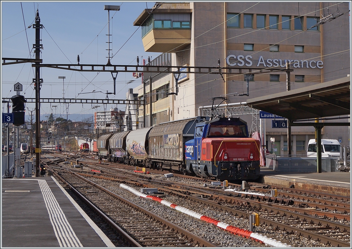 Die SBB Cargo Eem 923 020-2 mit einem kurzen Güterzug in Richtung Palézieux bei der Durchfahrt in Lausanne. 

19. Februar 2021