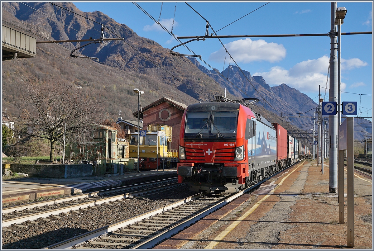 Die SBB Cargo International Re 193 469 Simplon mit einem Güterzug Richtung Norden in Premosello Chiovanda.

4. Dez. 2018