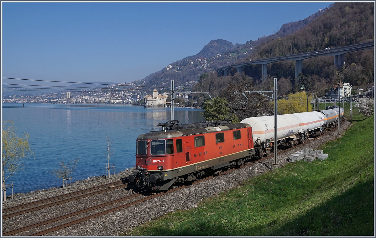 Die SBB Cargo Re 420 277-5 ist mit ihrem Gterzug bei Villeneuve vor der Kulisse des Chteau de Chillon Richtung Wallis unterwegs. 

29. Mrz 2019