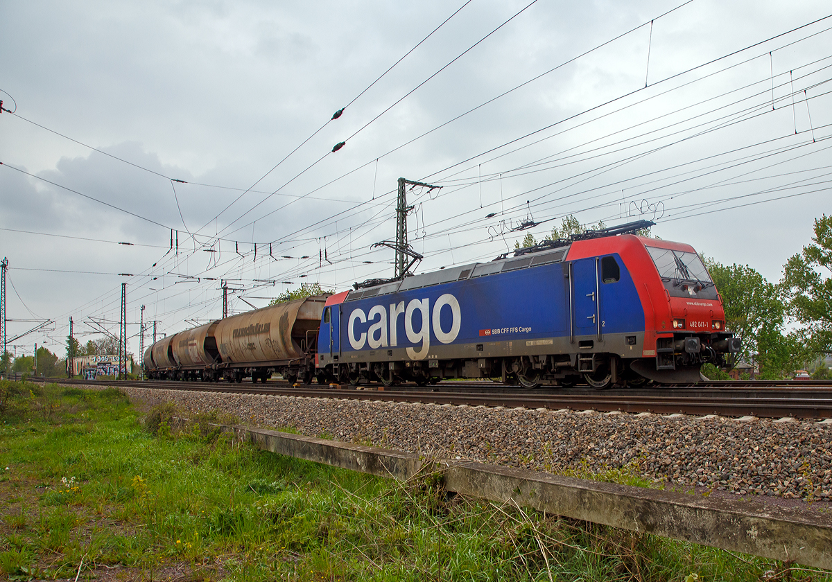 
Die SBB Cargo Re 482 041-1 (91 85 4482 041-1 CH-SBBC) kommt, am 06.05.2017 mit einem Getriedesilozug, aus Richtung Stendal und biegt nun in Magdeburg in Richtung Berlin ab. 

Die TRAXX F140 AC2 wurde 2006 von Bombardier in Kassel unter der Fabriknummer 34100 gebaut, z.Z. ist sie an die HSL Logistik GmbH (Hamburg) vermietet. 

Nochmals einen netten Gruß an den freundlichen Lokführer zurück.