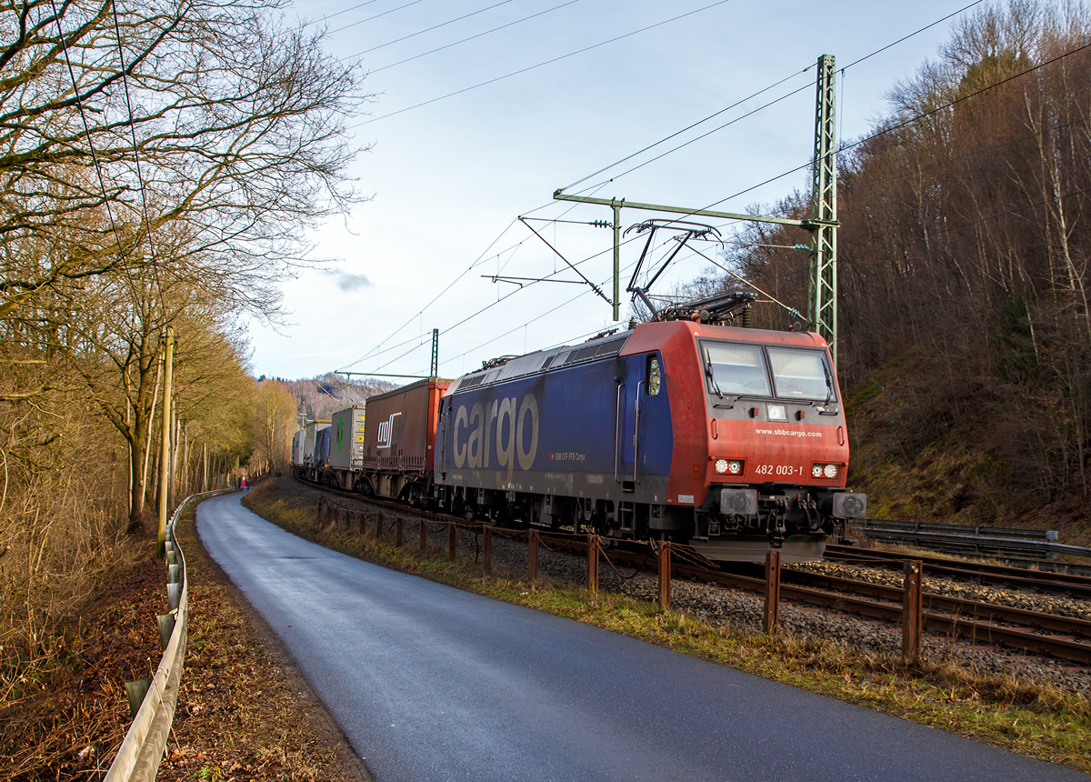  Die SBB Cargo Re 482 003-1 (91 85 4482 003-1 CH-SBBC) fährt am 05.02.2016 mit einem Containerzug durch Wissen an der Sieg in Richtung Köln. 

Die TRAXX F140 AC1 wurde 2001 von Bombardier unter der Fabriknummer 33471 gebaut. 
