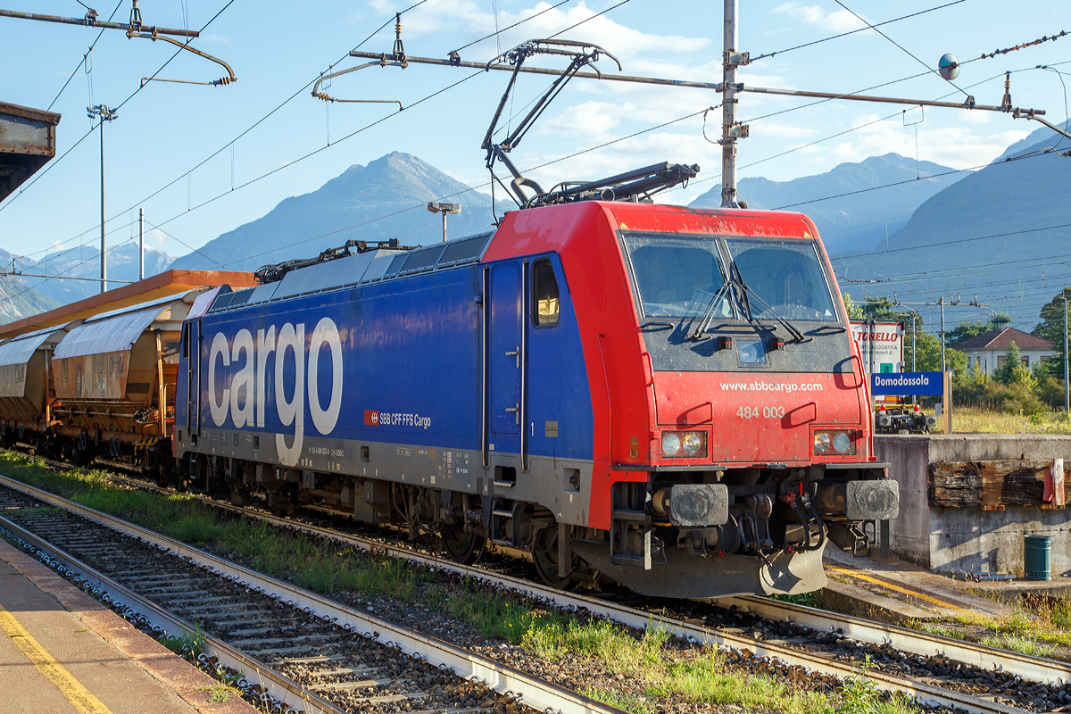 
Die SBB Cargo Re 484 003 / E 484.003 SR (91 85 4484 003-9 CH-SBBC, ex 91 83 2484 003-5 I-SBBC) steht am 16.09.2017 mit einem ChemOil Schüttgutwagenzug im Bf. Domodossola. 

Die TRAXX F140 MS2 wurde 2004 von Bombardierin Kassel unter der Fabriknummer 34001 gebaut, sie hat die Zulassungen für Schweiz und Italien.