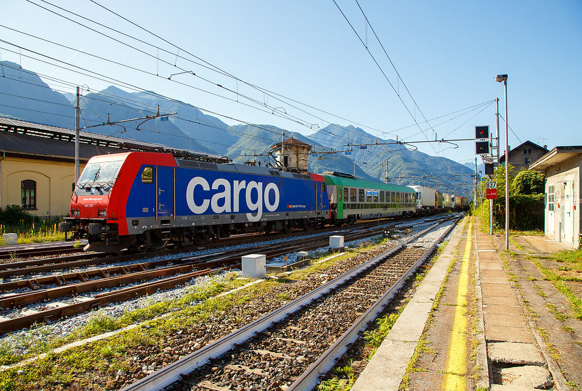 Die SBB Cargo Re 484 020 / E 484.020 SR (91 85 4 484 023-3 CH-SBBC) kommt am 03.08.2019 mit einem RAlpin-ROLA-Zug aus Novara in Domodossola an. Im Domodossola wird sie dann von zwei BLS Re 485 (Traxx F140 AC1) abgelöst, die den Zug dann, via Simplon-Tunnel nach Freiburg im Breisgau bringen.

Die TRAXX F140 MS2 wurde 2006 von Bombardier in Kassel unter der Fabriknummer 34296 gebaut. Sie hat die Zulassung und Zugsicherung für die Schweiz und Italien.
