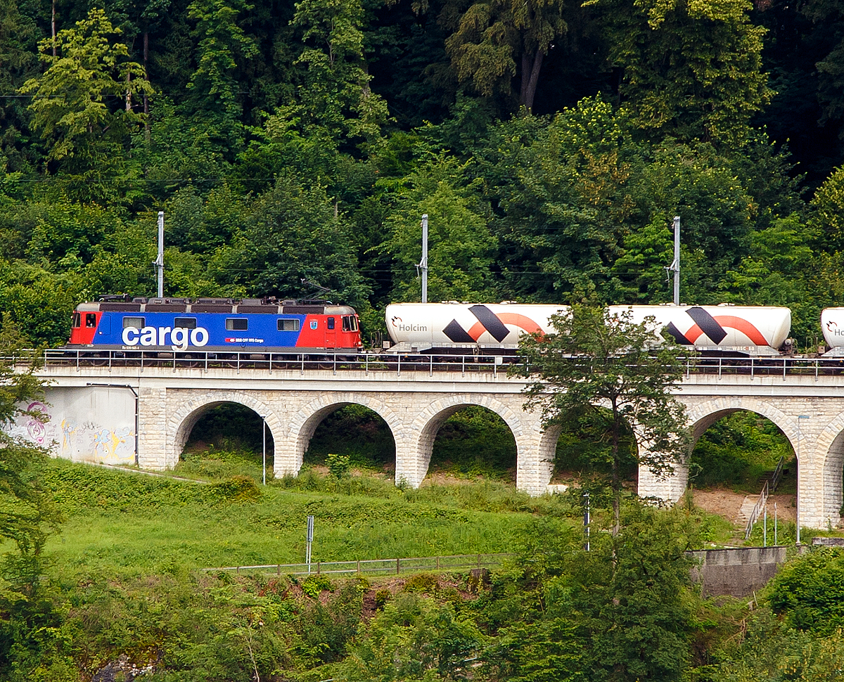
Die SBB Cargo Re 620 060-4  Tavannes  (ex SBB Re 6/6 11660  Tavannes ) zieht am 18.06.2016 einen  Holcim Zement-Silowagen-Zug (Wagen der Gattung Uacns) über den Hangviadukt in Neuhausen in Richtung Zürich. Hier gezoomt ohne Rheinfall. 