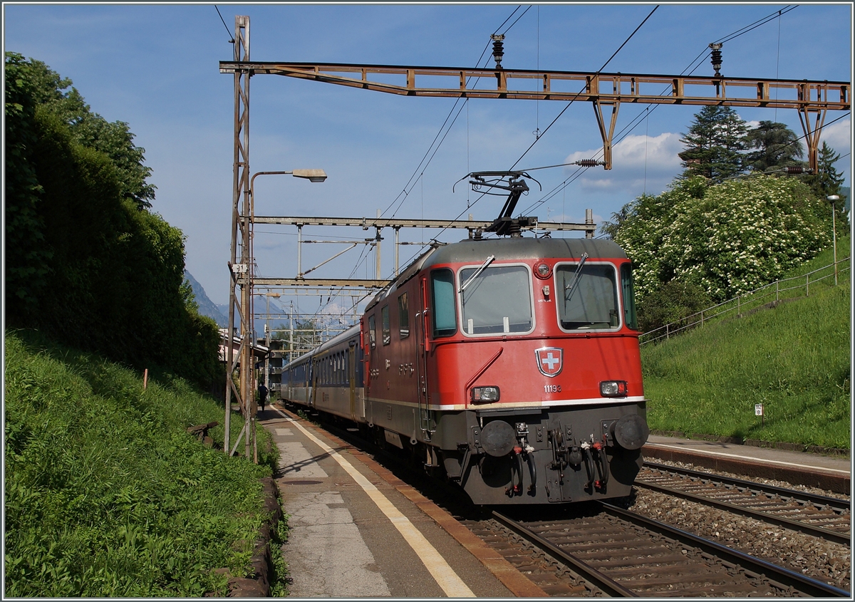Die SBB-FFS RE 4/4 II 11193 mit ihrem  TILO  S10 25777 von Bellinzona nach Chiasso in Lugano Paradiso.
5. Mai 2014