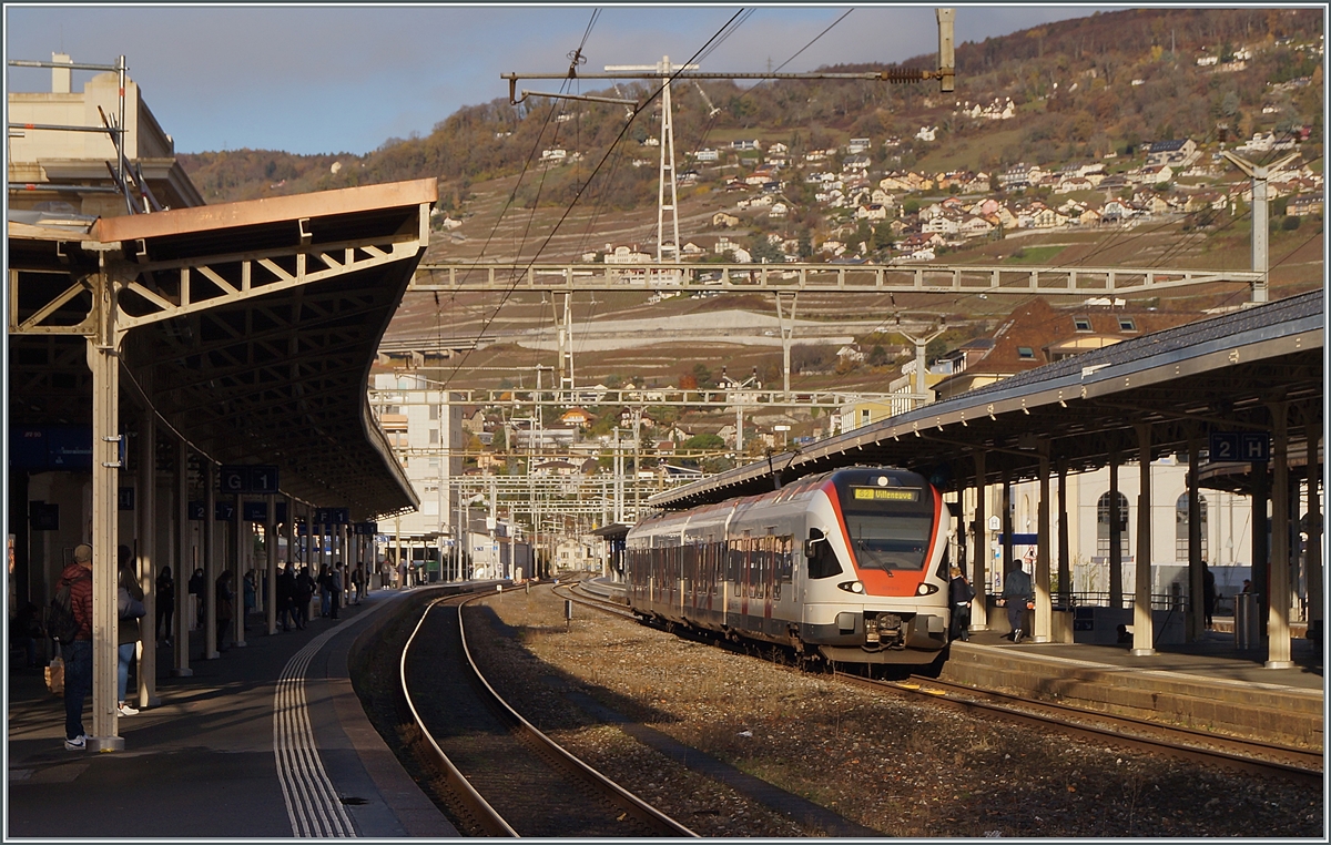 Die SBB hat die historischen Bahnsteigdächer von Vevey, die um das Jahr 1900 errichtet wurden, vorbildlich restauriert. Im Bild nach der Renovation ein SBB RABe 523 als S2 auf der Fahrt nach Villeneuve.

20. November 2020