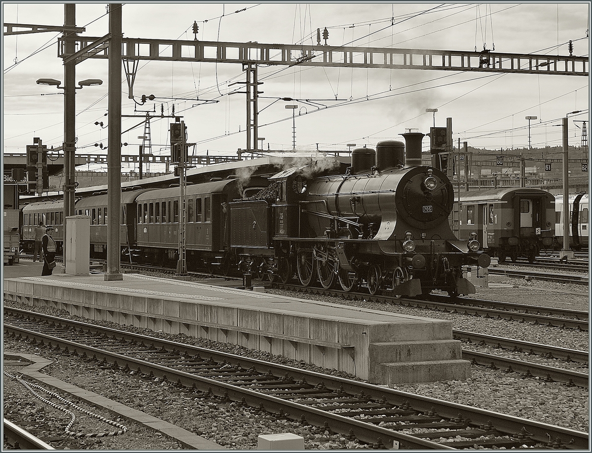 Die SBB (Historic) A 3/5 705 mit einem Extrazug in Biel/Bienne. 25. Juni 2011