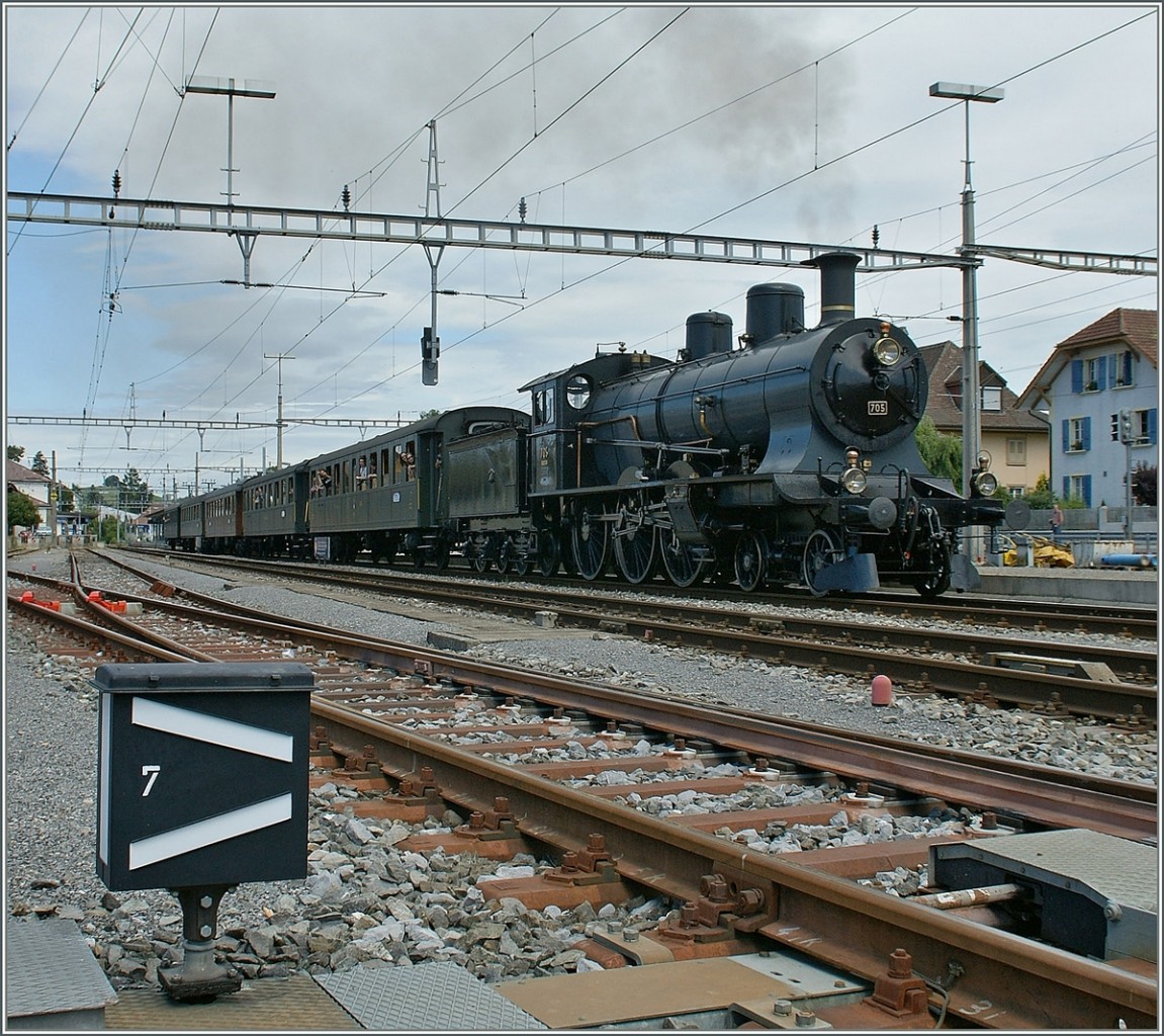 Die SBB (Historic) A 3/5 705 mit einem  Extrazug in Murten.
25. Juni 2011