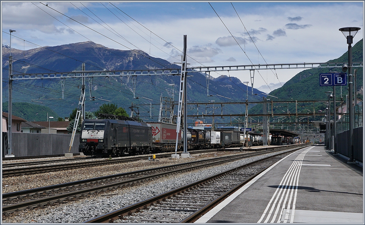 Die SBB International Re 474 bzw. E 189 069 mit einem Güterzug Richtung Luino in Giubiasco.
20. Mai 2017