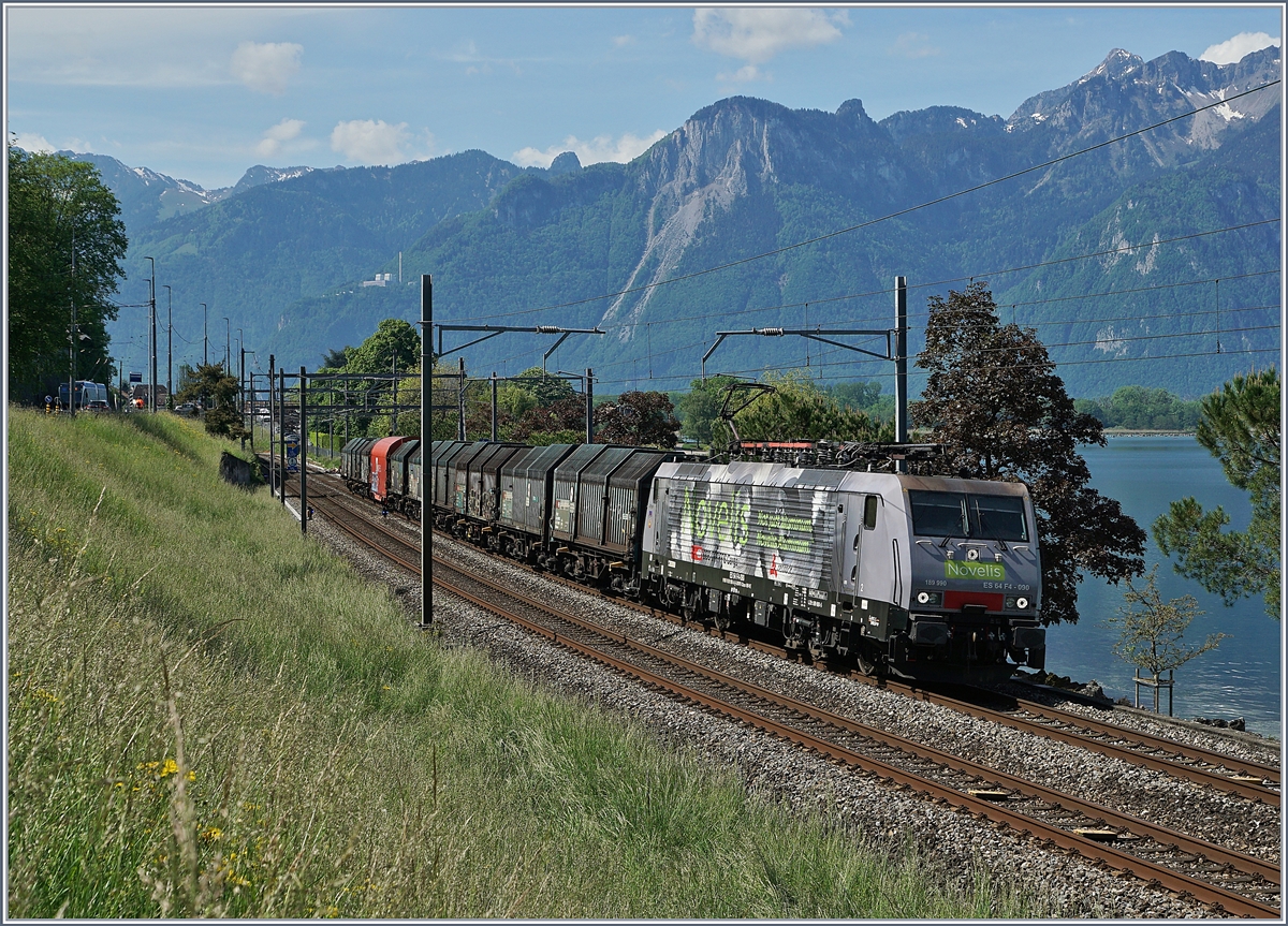 Die SBB NOVELIS  Re  189 990-5  Göttingen  (ES 64-F4-90 / UIC 91 80 6189 990-5 D-Dispo Classe 189VE) fährt mit ihrem relativ kurzen Novelis Zug auf dem Weg von Sierre nach Göttingen kurz nach Villeneuve dem Genfer See entlang. 

8. Mai 2020