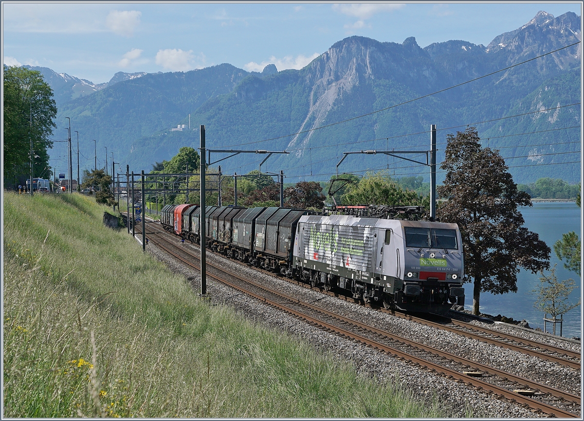 Die SBB NOVELIS  Re  189 990-5  Göttingen  (ES 64-F4-90 / UIC 91 80 6189 990-5 D-Dispo Classe 189VE) fährt mit ihrem relativ kurzen Novelis Zug auf dem Weg von Sierre nach Göttingen kurz nach Villeneuve dem Genfer See entlang.

Wie neulich festgestellte und heute fotografiert (siehe folgendes Bild) wurde die schöne Lok durch eine simple DB 185 abgelöst. Immerhin, eine DB 185 am Genfersee ist auch was besonderes. 

8. Mai 2020
