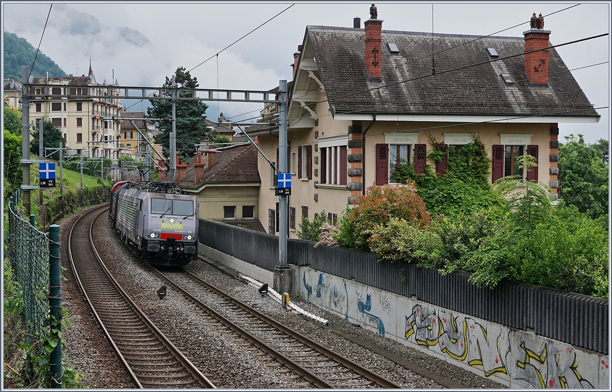 Die SBB NOVELIS  Re  189 990-5  Göttingen  (ES 64-F4-90 / UIC 91 80 6189 990-5 D-Dispo Classe 189VE) fährt mit ihrem hier nicht zu sehenden, recht langen, gemischten Novelis Zug auf dem Weg von Sierre nach Göttingen kurz nach Villeneuve in Richtung Lausanne. 

15. Mai 2020 