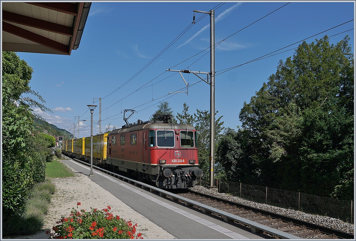 Die SBB Re 420 233-9 fährt mit einem Postwagenzug durch den  Bahnhof  von Ligerz in Richtung Westen. Der einspurige Streckenabschnitt Twann - Ligerz soll in den nächsten Jahren eine Tunnellösung weichen wobei dann Ligerz den Bahnanschluss verlieren wird. 
14. August 2019