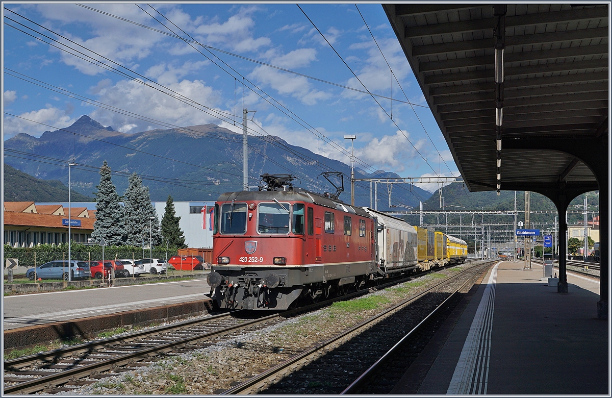 Die SBB Re 420 252-9 ist mit einem Postzug in Giubiasco eingetroffen und wird wohl nach einer berholung durch einen TILO nach Cadenazzo weiterfahren. 

25. Sept. 2019