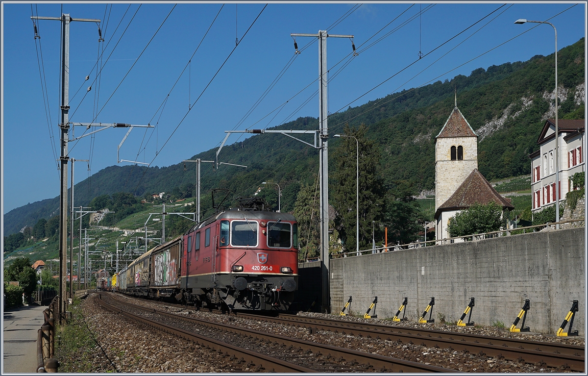 Die SBB Re 420 261-0 mit einem Güterzug bei Twann.
18. Aug. 2017