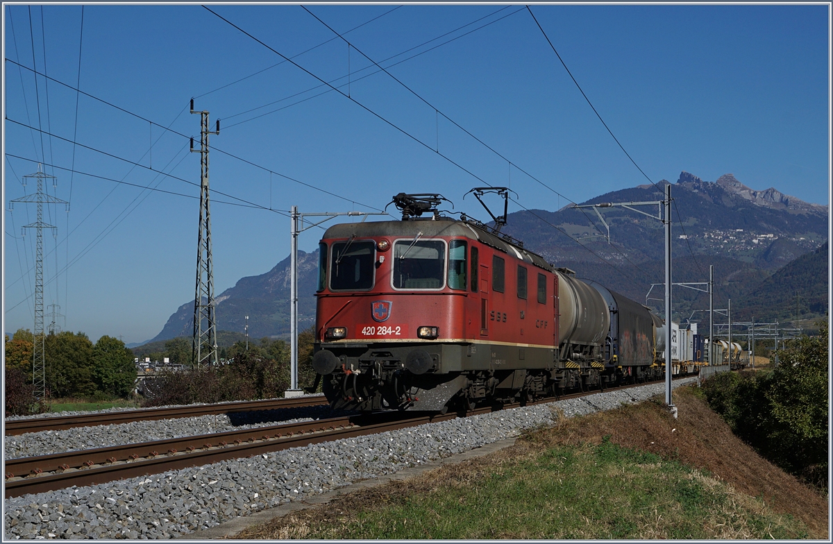 Die SBB Re 420 284-2 mit einem Güterzug auf der Fahrt Richtung Wallis kurz nach Bex.
11. Okt. 2017