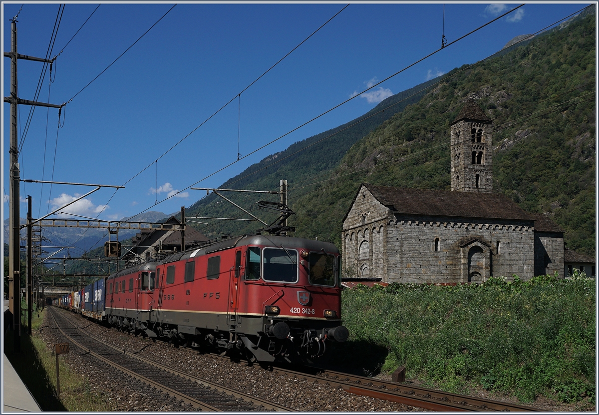 Die SBB Re 420 342-8 und eine Re 6/6 fahren in Giornico mit einem Güterzug Richtung Süden.
7. Sept. 2016