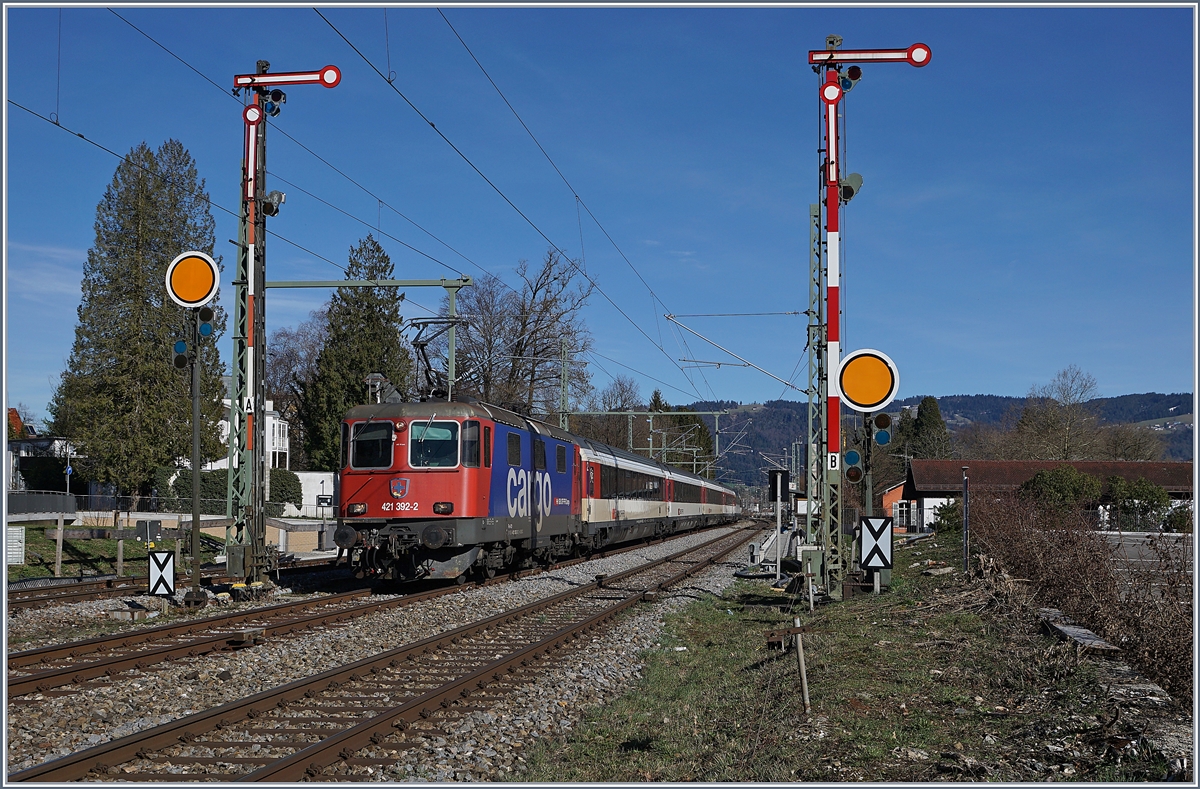 Die SBB Re 421 392-2 erreicht mit ihrem EC 195 von Zürich nach München in Kürze Lindau Hbf und passiert gerade die westlichen Einfahrsignale von Lindau Reutin.

16. März 2019 