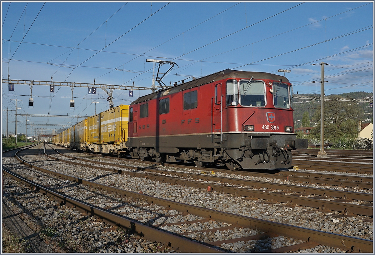 Die SBB Re 430 350-9 verlsst mit einem Postzug den Rangierbahnhof Biel. Die Re 4/4 III 11350 ist die einzige Re 4/4 III mit nur einem Stromabnehmer und den eckigen Puffer-Teller. 

24. April 2019