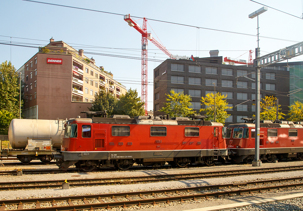 
Die SBB Re 430 353-3 (91 85 4430 353-3 CH-SBBC), ex Re 4/4 III - 11353, abgestellt beim Bahnhof Luzern an 25.09.2016, aufgenommen aus dem Zug heraus.

Die SBB Re 4/4 III (Re 430 als private auch Re 436) ist eine vierachsige, viermotorige Lokomotive auf zwei Drehgestellen, sie sind bis auf das Getriebe identisch mit der Universallokomotive Re 4/4 II (Re 420), haben jedoch auf Grund der anderen mechanischen Übersetzung die verlangte Zugkraftspitze für die Rampenstrecken am Gotthard (und Lötschberg) im verlangten Geschwindigkeitsbereich von 80 km/h. Sie haben aber deshalb auch eine geringere Höchstgeschwindigkeit von 125 km/h und wurden speziell für den Gotthardverkehr im Personen- wie auch im Güterverkehr eingesetzt. Seit der Zuteilung zur Flotte von SBB Cargo sind sie vermehrt auch im Flachland in Güterverkehr eingesetzt.

Die Radsätze sind über Schraubenfedern am Drehgestellrahmen abgestützt. Das Drehgestell ist sekundär mit Schraubenfedern (ursprünglich Gummifedern) tief angehängt am Lokomotivkasten abgestützt.
Die Zugkraftübertragung erfolgt über Tiefzugstangen von den Drehgestellen an den Lokomotivkasten.

Um einen besseren Kurveneinlauf des nachlaufenden Drehgestells zu ermöglichen, wurde zwischen den zwei Drehgestellen eine elastische Querkupplung eingebaut.

Technische Daten:
Spurweite:  1.435 mm (Normalspur)
Achsfolge:  Bo'Bo'
Gebaute Stückzahl:  21
Hersteller: SLM / BBC / MFO / SAAS 
Dienstgewicht: 80 t
Länge über Puffer: 15.410 mm
Drehzapfenabstand:  7.900 mm
Achsabstand im Drehgestell: 2.800 mm
Treibraddurchmesser: 	1.235 mm
Breite:  2.970 mm
Höhe:  4.415 mm
Leistung: 4.700 kW (6.320 PS)
Stundenzugkraft: 197 kN
Anfahrzugkraft: 280 kN
Höchstgeschwindigkeit: 125 km/h
Getriebeübersetzung:  28:87
Bergleistung : 580-Tonnen-Zug auf 26 ‰ Steigung bei 80 km/h
Stromsystem:  15 kV, 16,7 Hz AC
