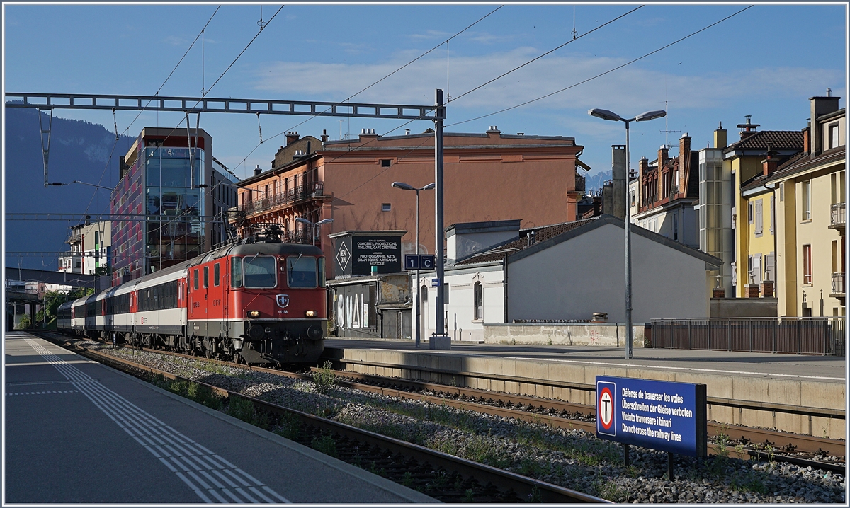 Die SBB Re 4/4 11158 erreicht mit ihrem RE 3558 von St-Maurice nach Lausanne den Bahnhof von Montreux.

1. Juli 2019 